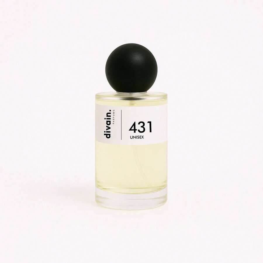 "Descubre la intensidad única de divain.431, un perfume amaderado unisex que mezcla el picante azafrán con rosas de Bulgaria y Grasse, creando una fragancia envolvente para noches invernales. Déjate envolver por su fondo cálido de madera de oud, almizcle ambreta y cacao, ideal para destacar en ocasiones especiales. Su fórmula vegana y libre de crueldad ofrece una experiencia olfativa memorable, perfecta para quienes buscan dejar una huella inolvidable en cada evento nocturno." - divain.431 - Ver 1
