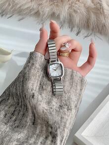 这款银色方形女士石英表时尚小巧，非常适合日常佩戴，也是新年/生日/毕业礼物和休闲聚会的理想之选。 - 銀色 - 查看 1