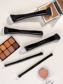 MAANGE 一套柔软高品质合成纤维化妆刷，包括粉底刷、腮红刷、散粉刷、遮瑕刷、修容刷、鼻影刷和细节刷。亲肤高效，适合日常妆容，可搭配粉底使用，居家旅行皆宜，是必备的化妆工具。 - 黑色 - 查看 7