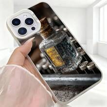 Cubierta de telefono con diseño de botella de licor negra con etiqueta dorada para iPhone 14 Pro Max elegante y moderna para uso diario en cafeterias y salones - Blanco - Ver 5