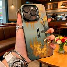 Cubierta de telefono con borde metálico para iPhone 14 Pro Max color verde oscuro con estampado de árbol y reflejo en agua con texto SO COOL adecuada para uso diario en cafeterías y salones - Blanco - Ver 1