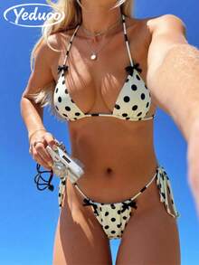 Bộ bikini 2 mảnh dành cho nữ, gồm áo hai dây màu vàng hở lưng phối họa tiết chấm bi đen ngẫu nhiên và nơ đen buộc bên hông, thích hợp cho mùa xuân, hè, lễ Phục sinh, ngày Thánh Patrick, đi chơi, tốt nghiệp, và những dịp nghỉ dưỡng sang trọng trên bãi biển. - Nhiều màu - Xem 3