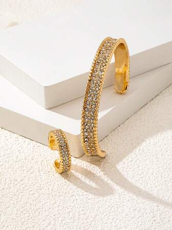 一套时尚复古水钻镶嵌手链和戒指套装，优雅百搭，适合女性日常佩戴，也适合圣诞节和感恩节等场合。