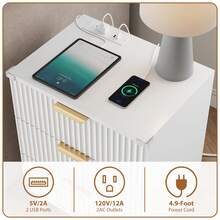 GIKPAL Wood 3 Drawers Dresser Fluted Night Stand With Charging Station, Storage Nightstand Modern Side Table, Bedside Table For Bedroom, Living Room Entryway, White - 白色 - 查看 6