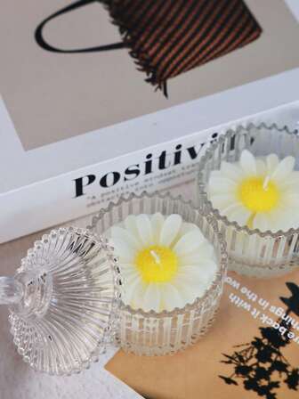 1支装在玻璃罐中的雏菊蜡烛。这款蜡烛非常适合浪漫的家居装饰，是婚礼、餐桌装饰、家庭聚会和冬季庆祝活动的理想之选。也适用于香薰蜡烛、晚宴、情人节装饰、节日氛围营造、万圣节和圣诞节装饰。