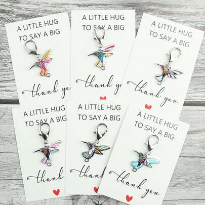 1 pieza/6 piezas Juego de llaveros de colibrí de colores, con tarjeta de agradecimiento, llavero de colibrí, colgante con tema animal, ideal para familia, amigos, compañeros de clase como colgante de colibrí, accesorio para bolso, regalo pequeño económico, regalo de cumpleaños, regalo decorativo para madre, padre, graduación y maestro