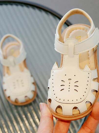 1双女童卡通猫镂空PU皮包头低帮平底凉鞋，舒适防滑，可爱童趣，适合日常和夏季穿着