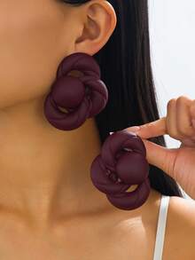 عنابي اللون