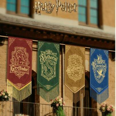 Harry Potter 1件哈利波特复古徽章横幅旗帜，包含霍格沃茨格兰芬多、斯莱特林、拉文克劳和赫奇帕奇四个学院的徽章，带流苏，生日派对装饰，魔法世界墙面装饰，适用于生日派对装饰、节日装饰、场景布置、家庭办公室、返校季等场合。
