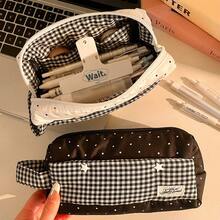 1个 - 慕斯笔袋 - 这款多功能大容量文具收纳盒采用星形波点图案设计，也可作为便携式手提笔袋使用。其多隔层设计使其成为办公室和学校使用的理想之选，也是圣诞节、情人节或新年送给朋友的完美礼物。