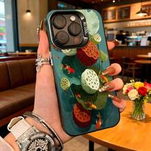 Cubierta de telefono con diseño de loto y peces koi en tonos verdes y rojos para iPhone 14 Pro Max elegante y resistente ideal para uso diario en cafeterias y espacios urbanos - Negro - Ver 2
