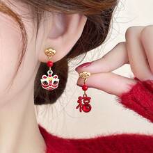 A Pair Of Elegant And Festive New Year Oil Drop Ingot Earrings Featuring A Lion And The Character For Fortune In A Modern Chinese Style. - Đỏ - Xem 4