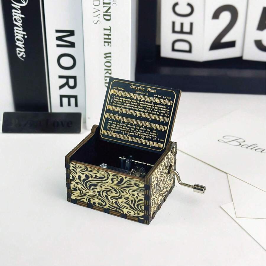 1个木制音乐盒，适合作为礼物送给朋友，也适合生日、周年纪念日、毕业典礼等场合，还可用于家居客厅、办公室装饰。