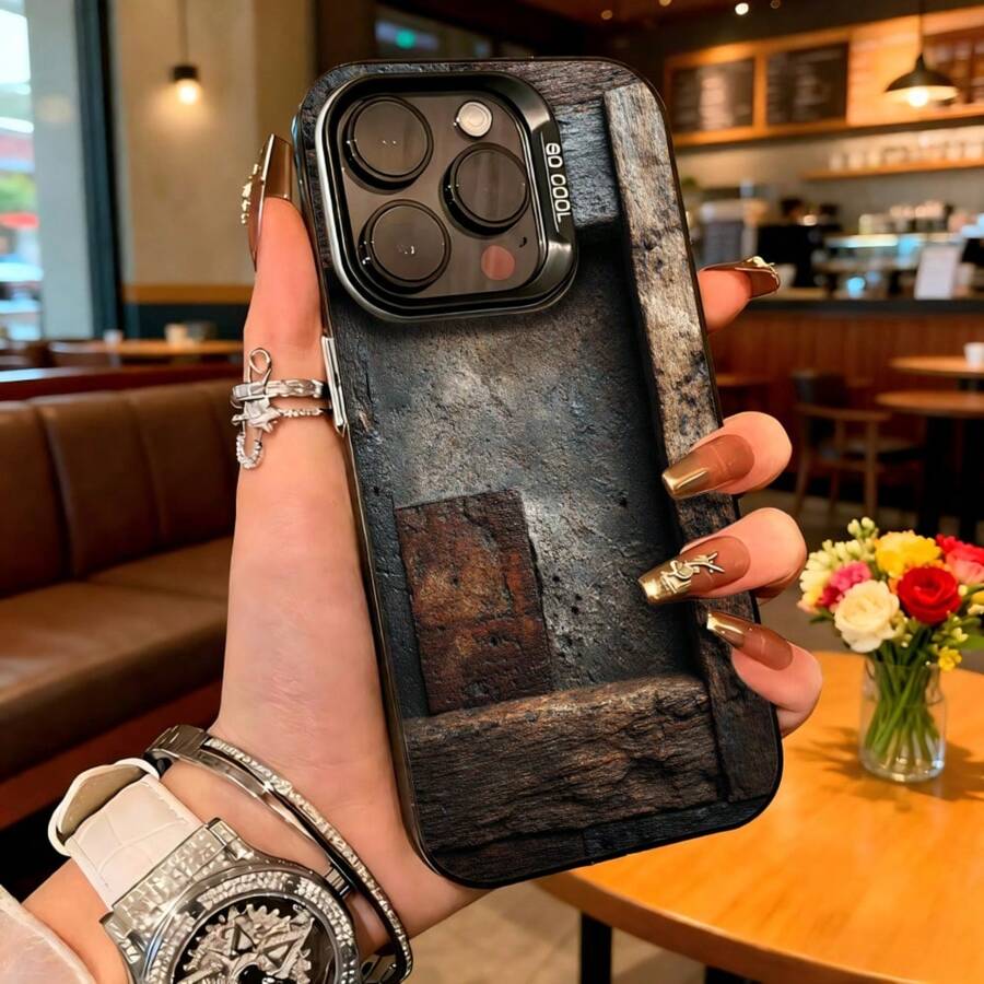 Cubierta de telefono estilo industrial con textura de metal oxidado y madera para iPhone 14 Pro Max color negro con detalles en tonos marrones y grises diseño vintage con estampado de acero rústico y marco de madera ideal para uso diario en cafeterías y espacios urbanos - Blanco - Ver 1