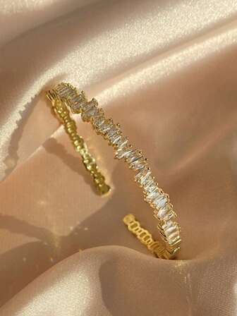 1件几何不对称梯形立方氧化锆镶嵌极简手链，女士配饰设计