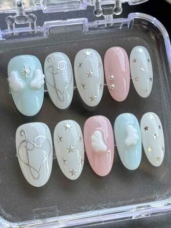 Estilo dulce y suave Juego de 10 uñas postizas de almendra corta, pura artesanía exquisita, con diseños pintados a mano de estrellas de cinco y seis puntas, notas, amor, alas de ángel blancas tridimensionales. Suministros de uñas de prensa brillantes