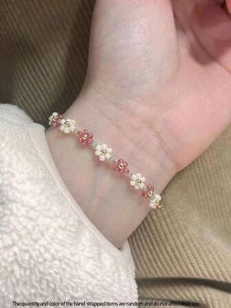 El nuevo brazalete elástico ajustable con flores de cuentas de arroz es un accesorio de joyería dulce y sencillo adecuado para mujeres