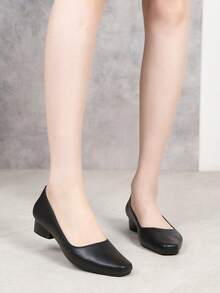 方头时尚仙女风凉鞋，休闲防滑百搭，可搭配连衣裙、套装、裤装，粗跟设计增高，适合春夏秋季穿着。