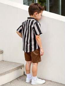 Set de 2 piezas Conjunto de ropa de verano de moda para niños, camisa a rayas y pantalones cortos casuales, conjunto de ropa para niños pequeños, perfecto para sesión de fotos - Marrón - Ver 3