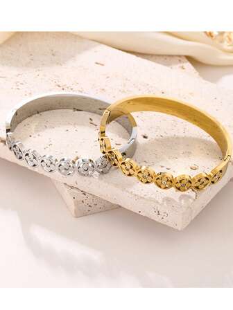 1 件轻奢镂空四叶草手链，镶钻不锈钢材质