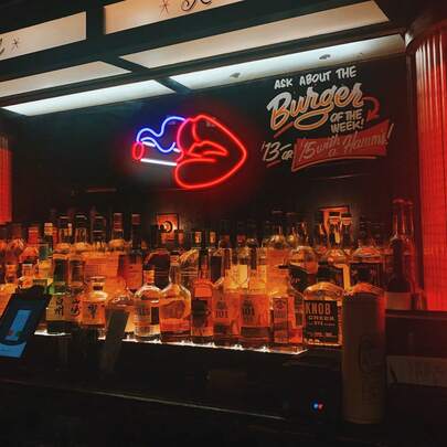 1pc Pink Lips LED Neon Light - USB Or Battery Powered, Romantic Decorative Art Lamp, Suitable For Bedroom, Living Room, Valentine's Day, Anniversary, Mother's Day, Bar, Party, Proposal Decor, Wall Decor Neon Light