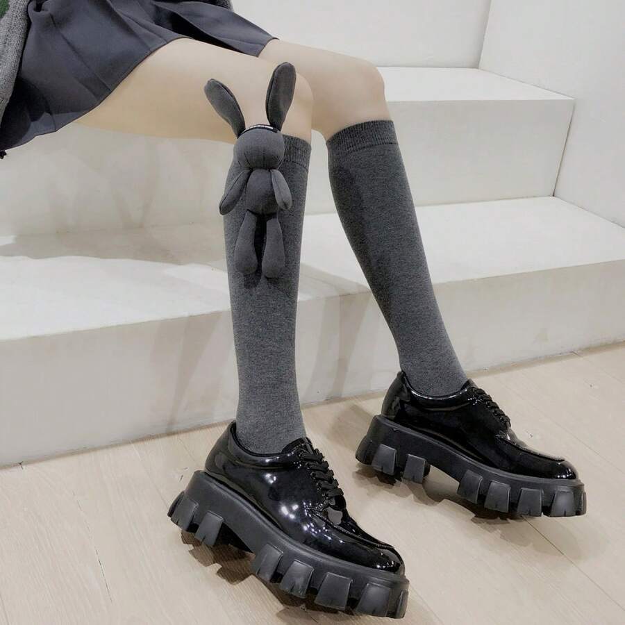 Calcetines grises hasta la rodilla para mujer, adorables calcetines largos y altos con diseño de conejo de peluche en 3D. - Gris - Ver 1