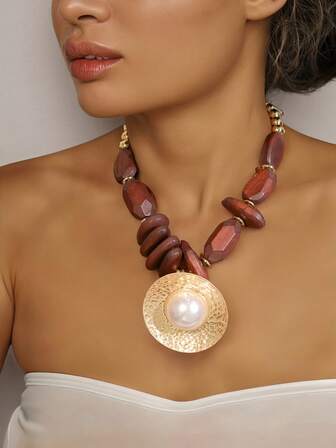 Collar de cuentas de madera grandes de estilo bohemio con colgante de perla falsa martillada en dorado - Gargantilla de declaración retro para mujeres, joyería de moda