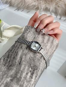 这款银色方形女士石英表时尚小巧，非常适合日常佩戴，也是新年/生日/毕业礼物和休闲聚会的理想之选。 - 銀色 - 查看 2