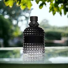 Perfume de hombre Valenttino Uomo Born In Roma EDT Masculino 100ml Perfume feromonas | Frasco de lujo con textura de diamante incrustaciones y diseño negro | Fragrancia oriental amaderada intensa | Perfecto para sofisticación diaria negocios veladas románticas y regalos de Navidad cumpleaños aniversario | Colonia de alta gama para caballeros elegantes Quick Ship