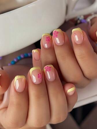 Agrega un toque de romance con 24 piezas de uñas postizas de forma cuadrada corta con puntas francesas amarillas frescas y crema con un patrón de flores hawaianas magenta contrastante. Juego de uñas postizas elegantes y clásicas con puntas francesas amarillas y diseño de flores rosas, que cubre por completo. El kit incluye 1 hoja de adhesivos y 1 tira de gel de gelatina. Envío aleatorio.