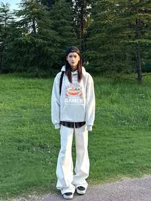 Unisex Retro Floral Gray Sports Hoodie - Unique Print with "I'M GAMING AND EATING RAMEN" Design. Perfect for Casual Outings, Street Style, or Relaxing at Home. Trending Now! - Gris - Ver 1