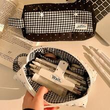 1个 - 慕斯笔袋 - 这款多功能大容量文具收纳盒采用星形波点图案设计，也可作为便携式手提笔袋使用。其多隔层设计使其成为办公室和学校使用的理想之选，也是圣诞节、情人节或新年送给朋友的完美礼物。