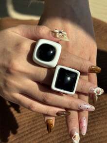 Set de 2 anillos de resina con diseño geométrico cuadrado retro, set de anillos vintage, regalo para amigos, otoño/invierno - Multicolor - Ver 2