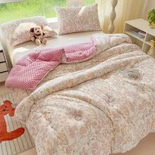 1件印花花卉卡通图案被子，柔软毛绒面料，绗缝设计，适合卧室、客房，四季皆宜