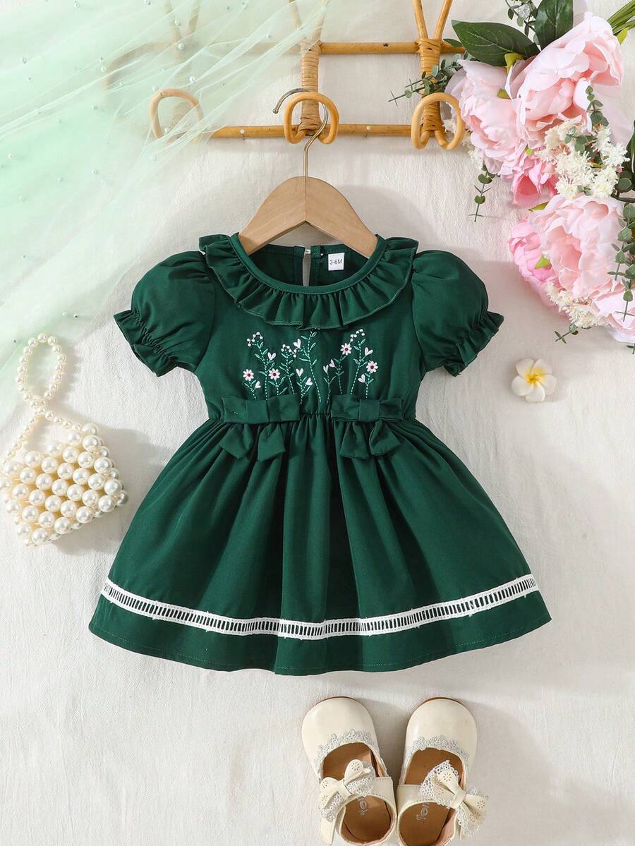 Đầm mùa hè dễ thương in hoa, cổ tròn, tay phồng, trang trí nơ. - Màu xanh lá cây đậm - Xem 1