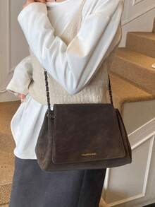 Chiếc túi xách đeo vai nữ cổ điển, thời trang và đa năng này là thiết kế mới cho mùa Thu/Đông. Chiếc túi xách màu cà phê có họa tiết chữ dập nổi và đi kèm với dây đeo vai bằng kim loại có thể điều chỉnh. - Cà phê - Xem 2