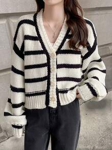 Vivid Style 女士 V 领撞色条纹宽松短款针织开衫，落肩喇叭袖，适合秋冬季、圣诞节、新年等场合穿着。 - 黑與白 - 查看 8