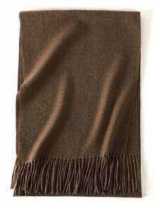 1条时尚优雅纯色保暖羊绒围巾，男女皆宜的休闲流苏披肩，适合情侣日常佩戴，秋冬季节适用。