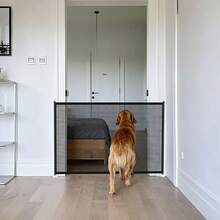 可折叠宠物安全门，适用于猫狗 - 无需钻孔安装，带挂钩，高度可调节，坚固的网状屏障，便携轻巧，适用于家庭、楼梯和门口，室内/室外宠物围栏，加固挂钩，是猫狗主人的理想之选。