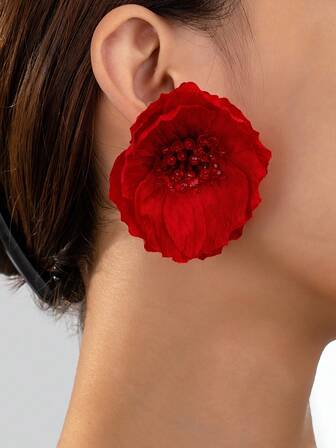 一对别致的欧美风红色布艺花朵耳环，优雅别致，适合情人节、圣诞节、感恩节等节日佩戴，是女士珠宝配饰的理想之选。