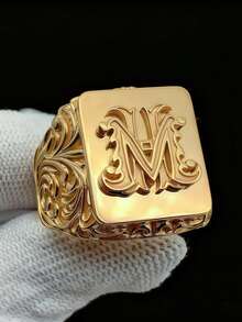 1枚优雅的金色方形戒指，饰有复古风格的浮雕草书字母“M”设计，适合追求个性化和高品质配饰的佩戴者。 - 金色 - 查看 6