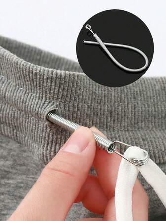 1-stycke fjäderbelastad elastisk dragsko, enkelt trädningsverktyg, fjäderöljett, flexibelt trädningsverktyg, multifunktionellt elastiskt bälte, multifunktionellt fjäderöljett, lämplig för byxor, huvtröjor och kjolar. Ett måste för hemmet, inklusive dragskobälte, syfri gör-det-själv-hjälp, julklapp för kvinnor (stålfjäder, flexibelt styrhuvud). Kompakt och bärbar, lämplig för alla typer av handarbete, syverktyg för hushållet, rephållare.