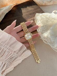 这款金色方形女士石英表精致时尚，是日常搭配、馈赠亲友和聚会的完美之选。 - 金色 - 查看 7