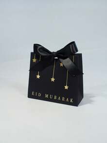 10个优雅的开斋节礼品袋，饰有金色星星吊坠和缎带蝴蝶结，是斋月和开斋节的优质礼品袋，可用于盛装椰枣、糖果、巧克力、小礼物、派对礼品、家庭聚会、节日小吃，也是穆斯林庆祝活动的装饰包装。结实的纸袋非常适合精品礼品、节日餐桌布置和特殊场合的礼品包装。 - 11.5X4.5X10cm - 查看 11