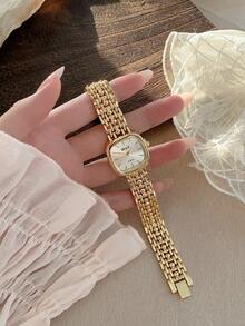 这款金色方形女士石英表精致时尚，是日常搭配、馈赠亲友和聚会的完美之选。 - 金色 - 查看 1