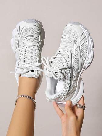 1 par de zapatillas gruesas con suela gruesa para mujer, para todas las estaciones, de malla plana con punta redonda, versátiles, blancas, de estilo retro casual, zapatos deportivos de moda con cordones para exteriores