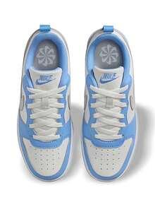 Nike Court Borough Low Recraft BG 女款(GS)运动鞋，吸汗透气，轻便百搭，纯色Logo，弹性好，易洗快干，适合运动、户外跑步、上学、日常穿着，白色/蓝色 DV5456-128 - 白色/藍色 - 查看 4