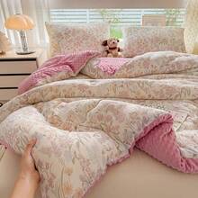 1件印花花卉卡通图案被子，柔软毛绒面料，绗缝设计，适合卧室、客房，四季皆宜