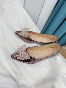 1双时尚金属鱼鳞纹平底鞋，饰有蝴蝶水钻，精美派对舞鞋，适合各种节日和场合。 - 銅色 - 查看 12