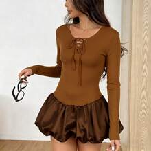 Vestido corto para mujer - Manga larga, corte ajustado en la parte superior y falda corta tipo burbuja, tejido de punto ribbed elástico en la parte superior y falda de satén brillante, detalle de cordón en el cuello - Estilo juvenil chic con toque dulce y audaz - Ideal para salidas casuales y citas en primavera y otoño - Caqui - Ver 1